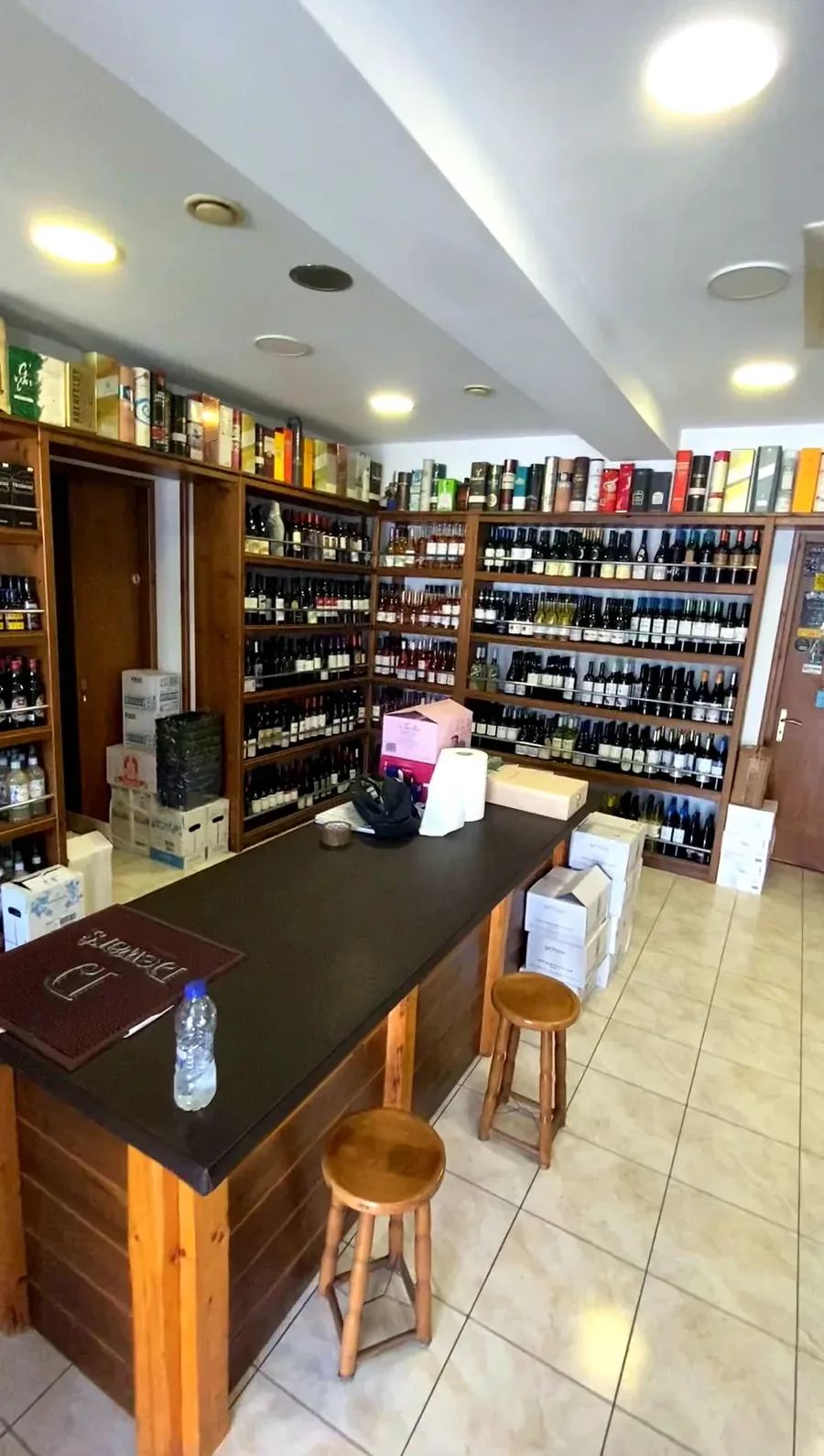 Tasting counter and wine collection inside the Argostoli shop